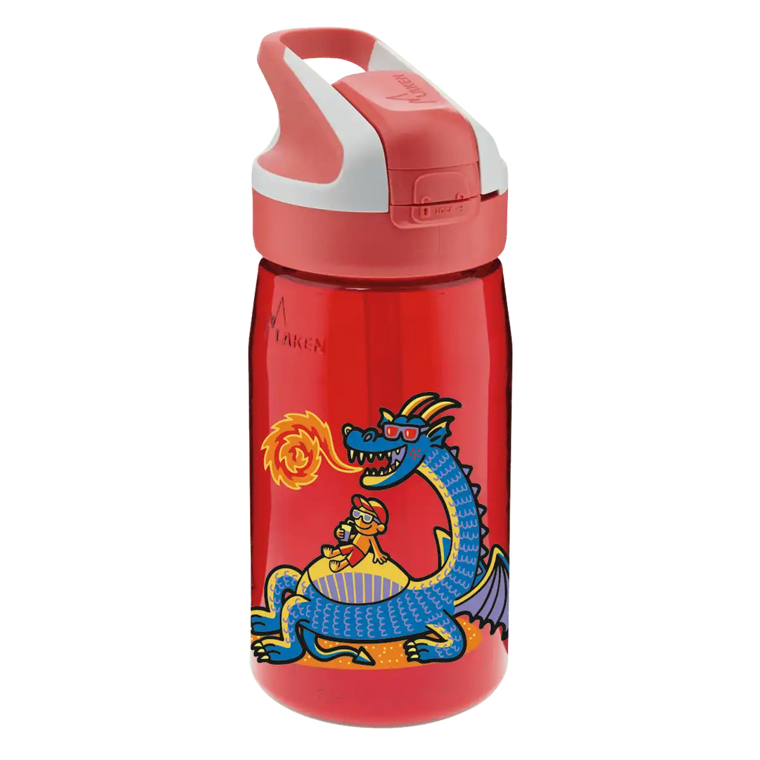 Botella de Tritan roja con tapón Summit y diseño de un niño tomando el sol y bebiendo encima de un dragón