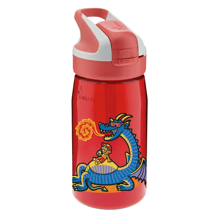 Botella de Tritan roja con tapón Summit y diseño de un niño tomando el sol y bebiendo encima de un dragón