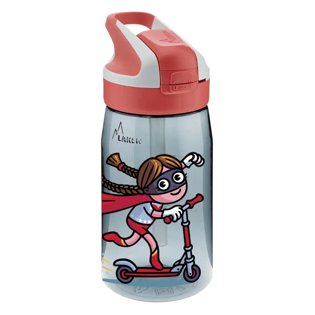 Botella de Tritan roja con tapón Summit y diseño de una chica vestida de superheroína en un patinete