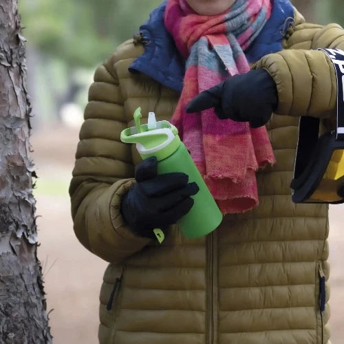 Mujer señalando una Laken térmica con tapón Summit