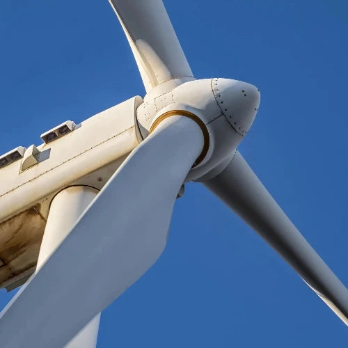 Primer plano de un molino de viento